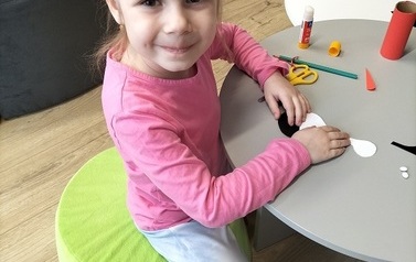 Amelka przy wykonaniu pracy plastycznej.