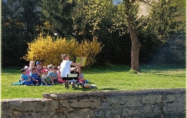 z książką podr&oacute;ze 111