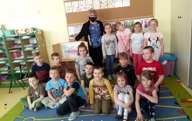Z teatrzykiem Kamishibaj w przedszkolach.