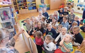 Miejska Biblioteka Publiczna w Czarnkowie z okazji  Og&oacute;lnopolskiego Dnia Głośnego Czytania  gościła w Przedszkolu Publicznym numer jeden. Uczestnicy podczas czytania.