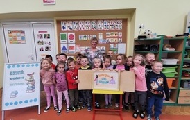 Miejska Biblioteka Publiczna w Czarnkowie z okazji  Og&oacute;lnopolskiego Dnia Głośnego Czytania  gościła w Przedszkolu Publicznym numer jeden. Uczestnicy podczas czytania.