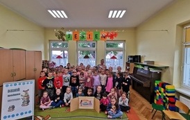 Miejska Biblioteka Publiczna w Czarnkowie z okazji  Og&oacute;lnopolskiego Dnia Głośnego Czytania  gościła w Przedszkolu Publicznym numer jeden. Uczestnicy podczas czytania.