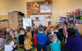 Miejska Biblioteka Publiczna w Czarnkowie z okazji  Og&oacute;lnopolskiego Dnia Głośnego Czytania  gościła w Przedszkolu Publicznym numer jeden. Uczestnicy podczas czytania.