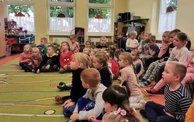 Miejska Biblioteka Publiczna w Czarnkowie z okazji  Og&oacute;lnopolskiego Dnia Głośnego Czytania  gościła w Przedszkolu Publicznym numer jeden. Uczestnicy podczas czytania.