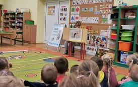 Miejska Biblioteka Publiczna w Czarnkowie z okazji  Og&oacute;lnopolskiego Dnia Głośnego Czytania  gościła w Przedszkolu Publicznym numer jeden. Uczestnicy podczas czytania.