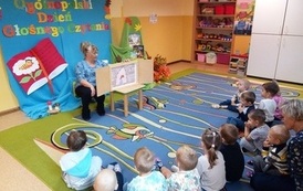 Miejska Biblioteka Publiczna w Czarnkowie z okazji  Og&oacute;lnopolskiego Dnia Głośnego Czytania  gościła w Przedszkolu Publicznym numer jeden. Uczestnicy podczas czytania.