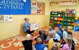 Miejska Biblioteka Publiczna w Czarnkowie z okazji  Og&oacute;lnopolskiego Dnia Głośnego Czytania  gościła w Przedszkolu Publicznym numer jeden. Uczestnicy podczas czytania.