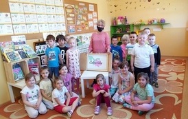 Z teatrzykiem Kamishibaj w przedszkolach.