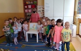Z teatrzykiem Kamishibaj w przedszkolach.
