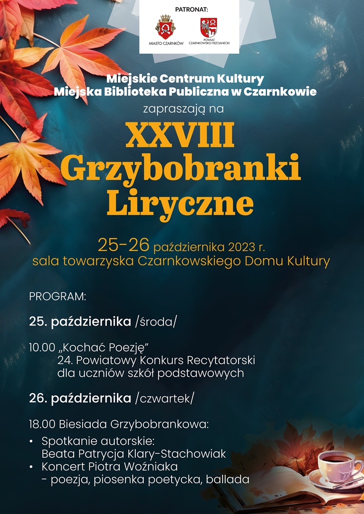 Treść plakatu na&nbsp;ciemnym tle z&nbsp;ż&oacute;łtymi liśćmi oraz&nbsp;filiżanka stojąca na&nbsp;otwartej książce