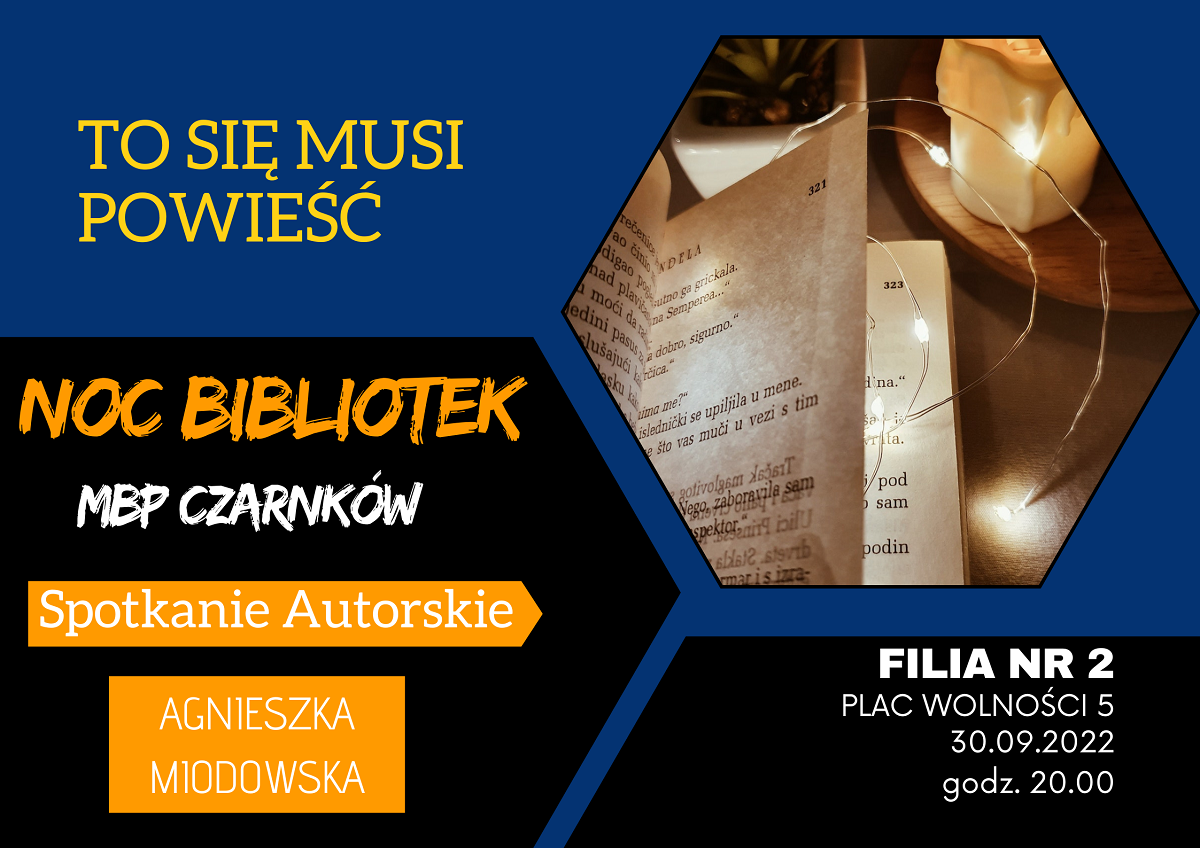 Noc Bibliotek 2022 Na niebieskim tle sześciokątny obrazek z fragmentem otwartej książki i lampkami umieszczonymi na spiralnie ułożonym drucie.