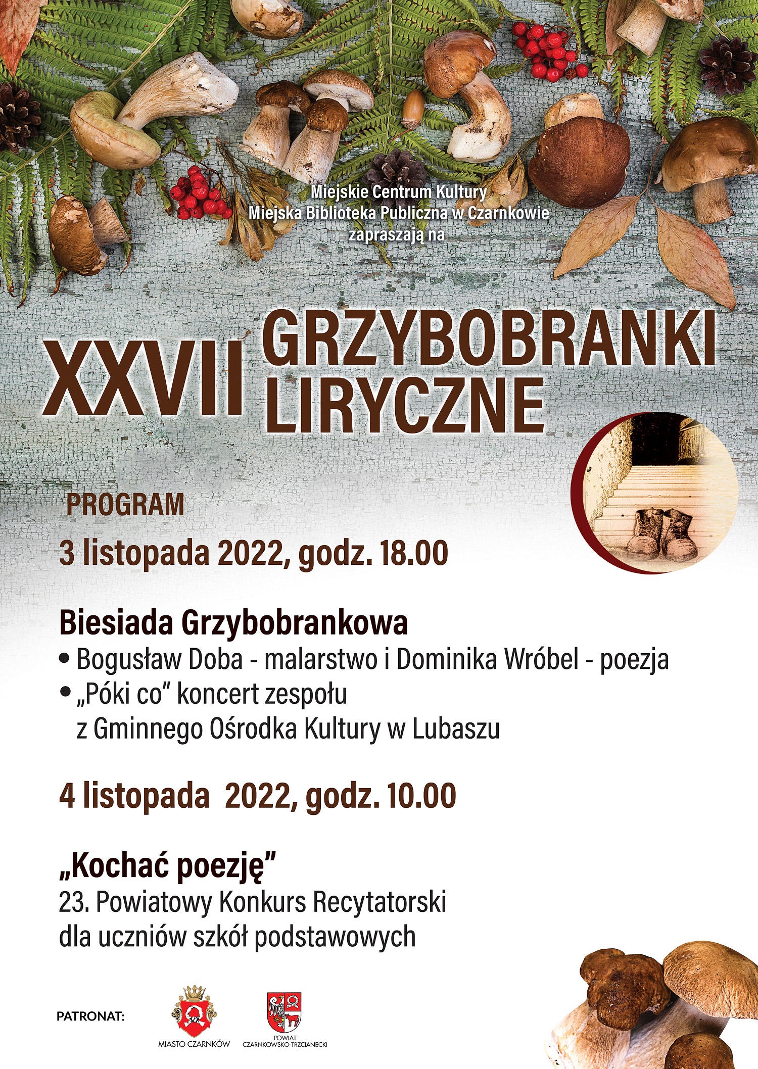 Treść plakatu na&nbsp;tle grzybów, owoców jarzębiny i&nbsp;liści paproci i&nbsp;wzbogacona o&nbsp;logo Grzybobranek Lirycznych w&nbsp;postaci butów ustawionych na&nbsp;dole schodów