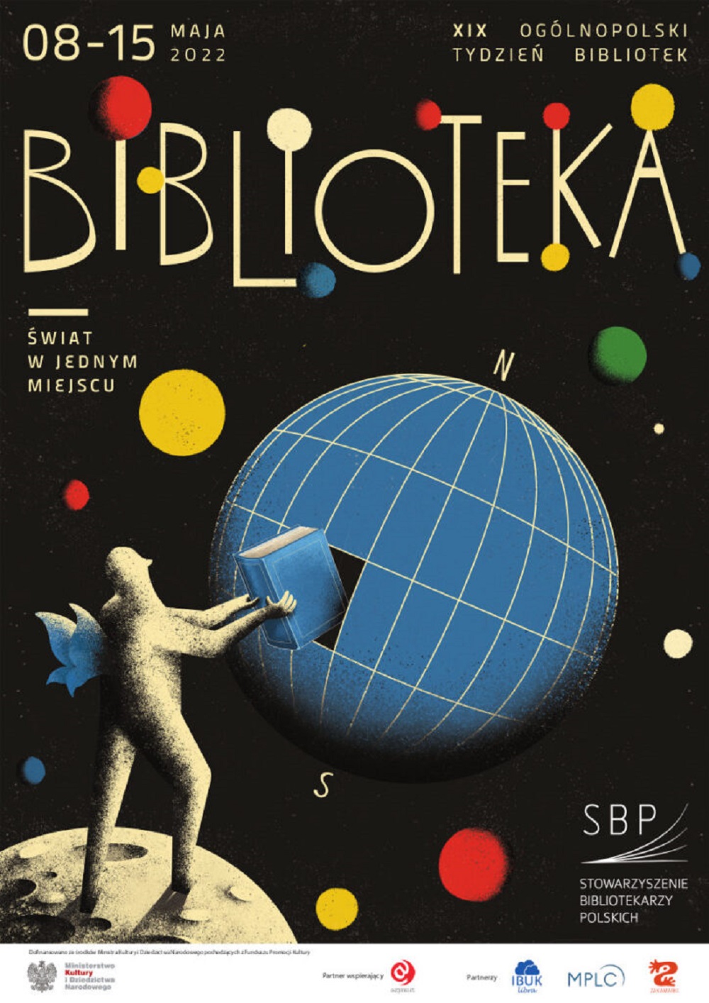 plakat przedstawia hasło Tydzień Bibliotek z&nbsp;datą 8-15 maja. na&nbsp;plakacie znajduje się globus z&nbsp;którego cząstkę wyjmuje postać przedstawiająca człowieka .Nawiązuje do do hasła Świat w&nbsp;jednym miejscu