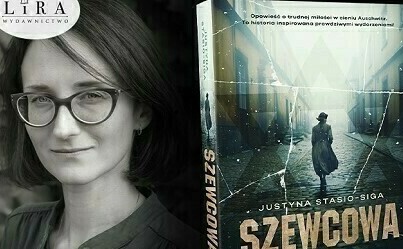 Zdjęcie przedstawia grupę kobiet  czytających książkę na tle regałów bibliotecznych