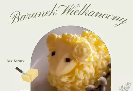 Baranek wykonany z masła z napisem "Baranek Wielkanocny"