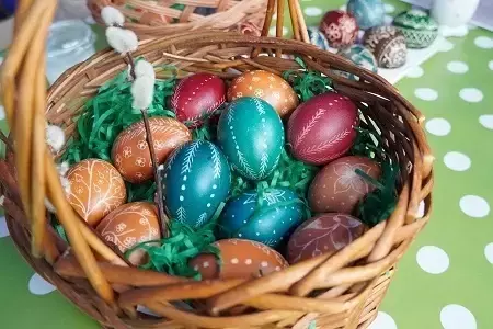 Zdjęcie przedstawiające koszyczek z kolorowymi pisankami