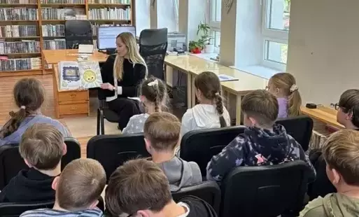 Zdjęcie grupy dzieci podczas lekcji w bibliotece