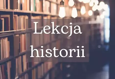 biały napis lekcja historii na tle bibliotecznego regału z książkami