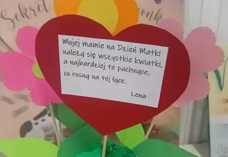 Praca plastyczna w postaci papierowego czerwonego serduszka z życzeniami dla mamy z okazji Dnia Matki